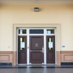 Двери в кассу: как выбрать проход, который защитит деньги и не испортит работу магазина