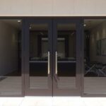 Алюминиевые двери: почему они чаще всего выигрывают в городских реалиях