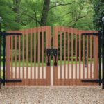 Распашные ворота: что в них особенного и почему многие выбирают именно их