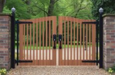 Распашные ворота: что в них особенного и почему многие выбирают именно их