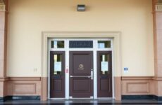 Двери в кассу: как выбрать проход, который защитит деньги и не испортит работу магазина