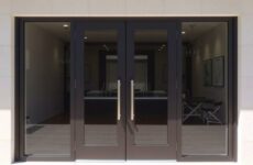 Алюминиевые двери: почему они чаще всего выигрывают в городских реалиях